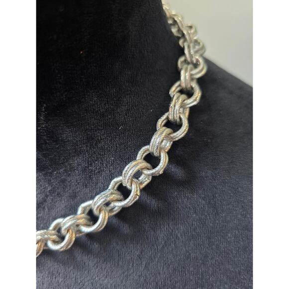 Women's Textured Chain Necklace With Lobster Clasp Elegant Statement Jewelry - Picture 4 of 6